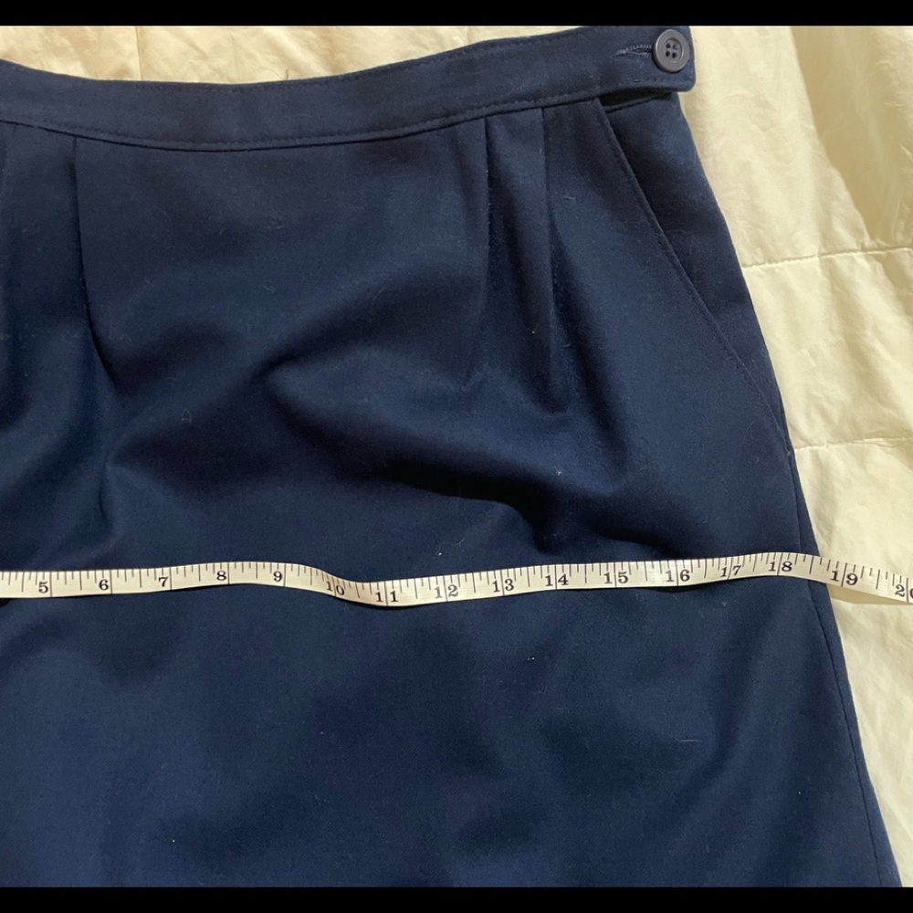 Vintage ’80s Pendleton wool skirt 31” Navy. 10/10 condition Size 6. Lined. - Picture 6 of 8